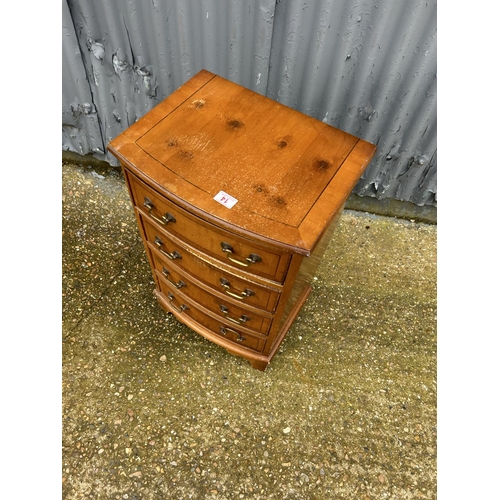 14 - A yew chest of four drawers 44x34x74