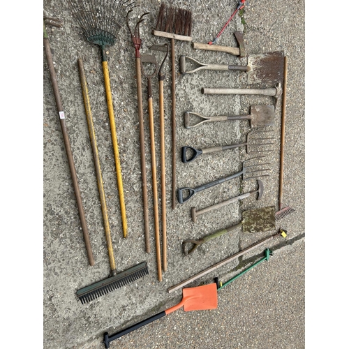 180 - Collection of garden hand tools