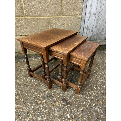 211 - An oak nest of three tables