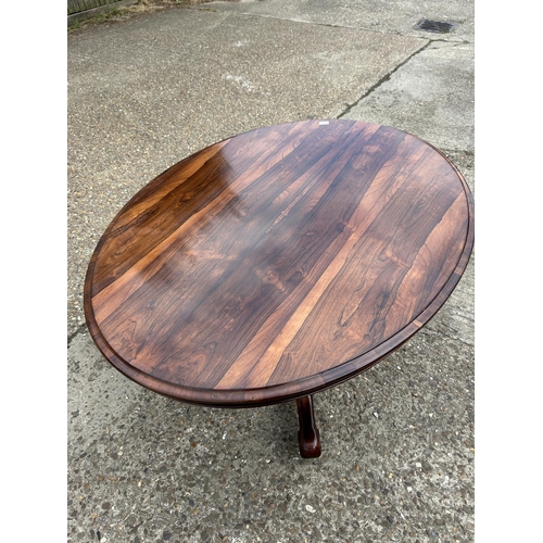 251 - A victorian rosewood tilt top oval loo table 108x138