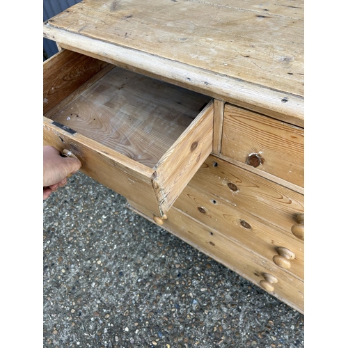 35 - A victorian pine chest of five drawers 95x46 x90