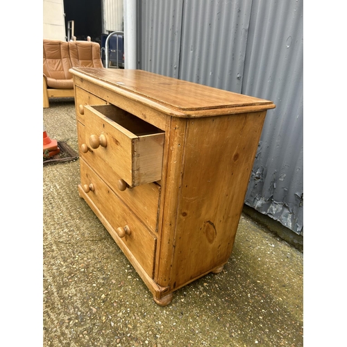 4 - A pine chest of four drawers 105x47x80