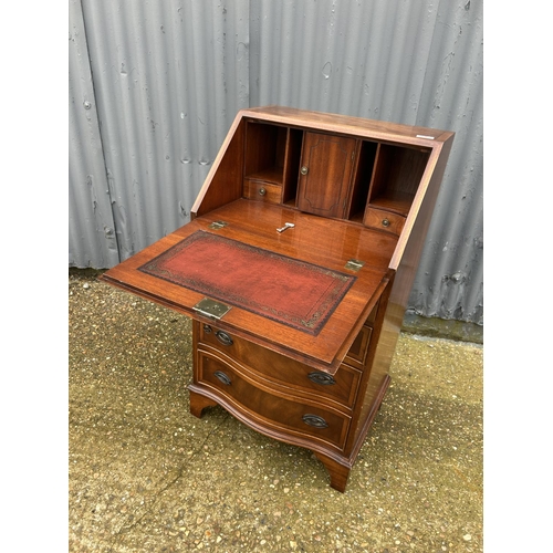 5 - A reproduction serpentine bureau 53x44x95