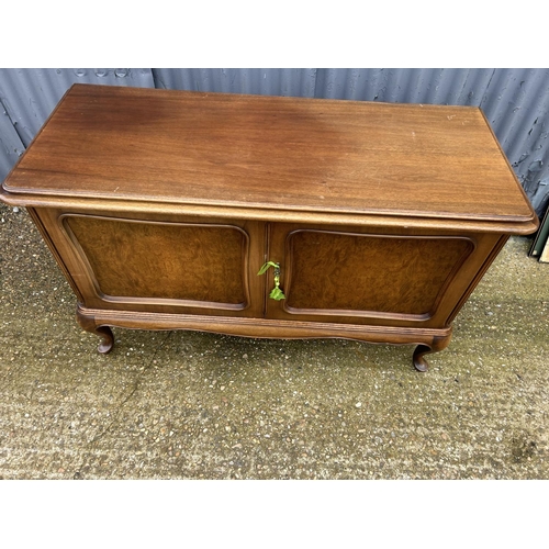 7 - A walnut two door sideboard 126x50x80