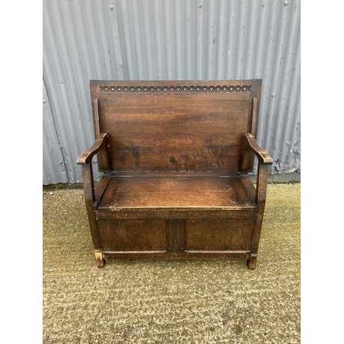 9 - An oak monks bench seat 106x60x73