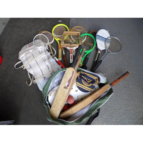 1059 - Collection of vintage racquets and cricket equipment