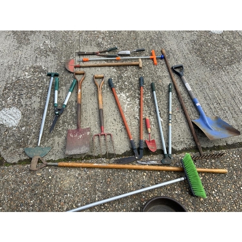 198 - Collection of garden hand tools