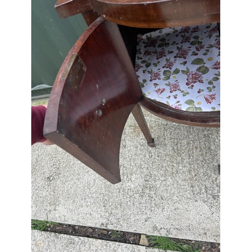 140G - A mahogany bow fronted sideboard 144x56x82