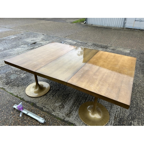 112 - A Italian designer four pedestal table with removable central leaf220x150