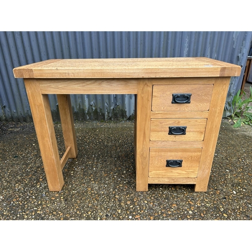 143 - A light oak kneehole desk 107x 50x79