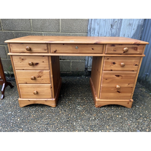 170 - A ducal pine kneehole desk with key137x65x45