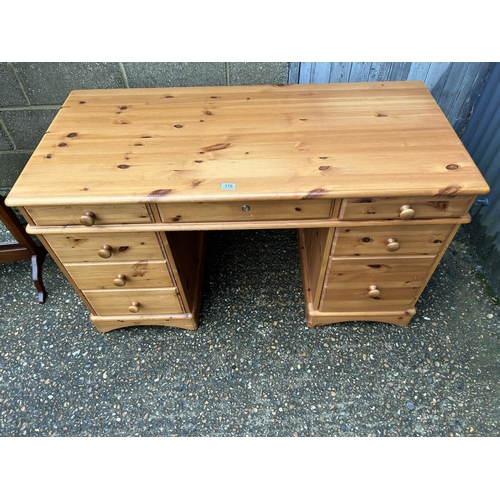 170 - A ducal pine kneehole desk with key137x65x45