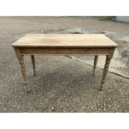 215 - A stripped pine table 120x54 x 74