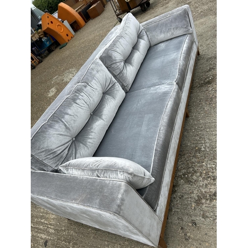 245 - A large fine quality Italian designer silver velvet sofa 250x100x82