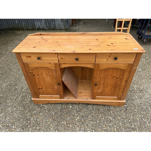 249 - A pine three drawer sideboard 135x42x90