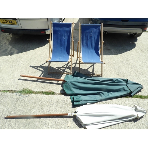 307 - Two parasols and two deck chairs