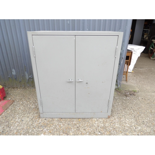 350g - A grey two door locker cupboard  90x47x101