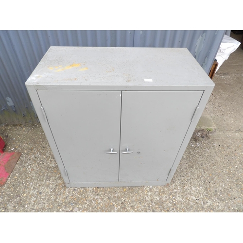 350g - A grey two door locker cupboard  90x47x101