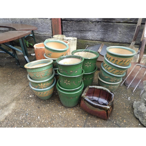 410d - 18 Glazed garden pots