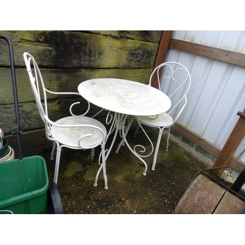 410j - A french painted metal scrollwork garden table and two chairs