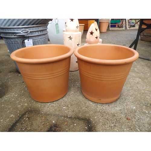 410q - A pair of medium terracotta pots