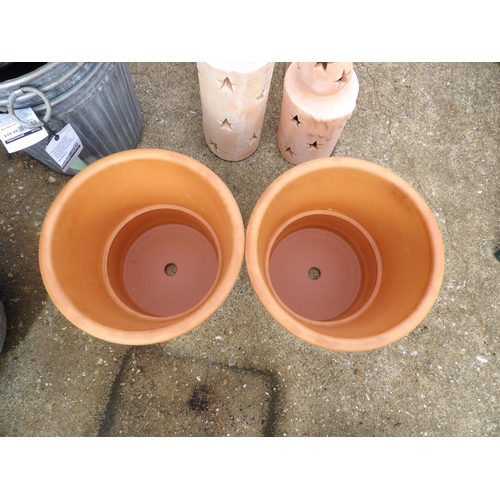 410q - A pair of medium terracotta pots