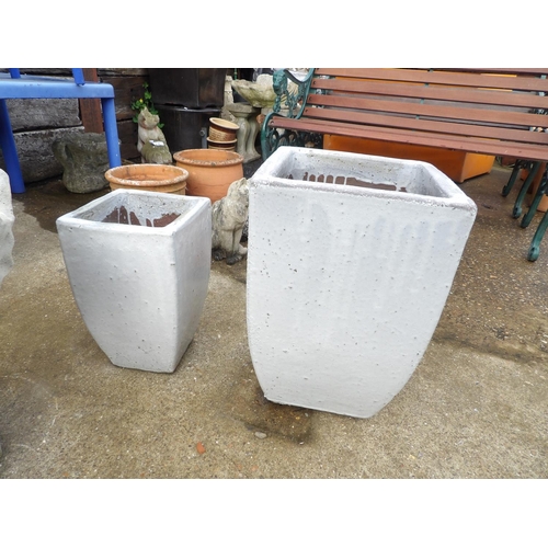 410t - A large and small pair of square form whit glazed planters