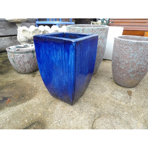 410v - A  single large blue glazed pot