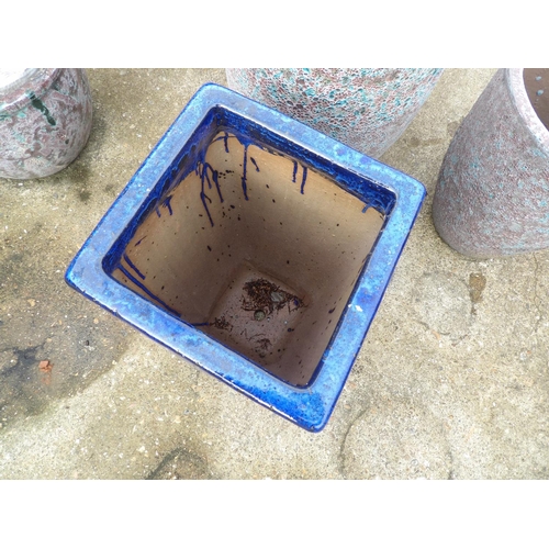 410v - A  single large blue glazed pot