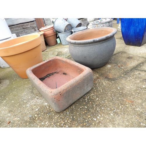 410w - A large brown textered urn together with a matching rectangle planter