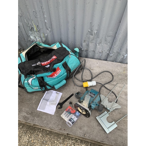 422 - Makita 110v Router, RP0900, and Makita Bag, working