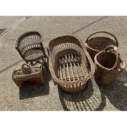 110 - Five pieces of vintage basketware