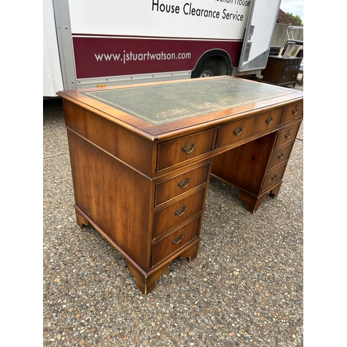 162 - A reproduction yew twin pedestal desk with green leather top 137x68x77