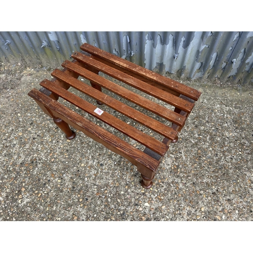 196 - A vintage pine luggage stand 70x44x48