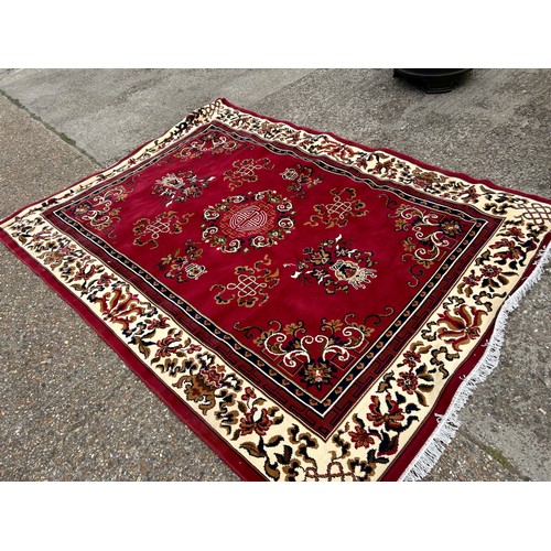 205 - A large red Oriental pattern carpet 235x310