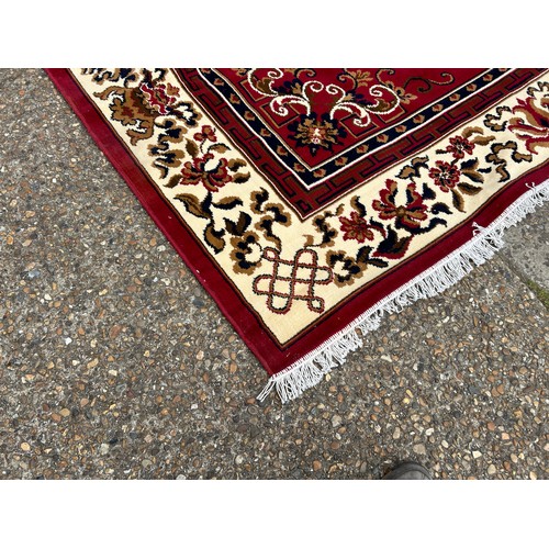 205 - A large red Oriental pattern carpet 235x310