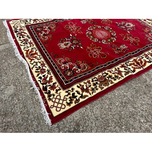 205 - A large red Oriental pattern carpet 235x310