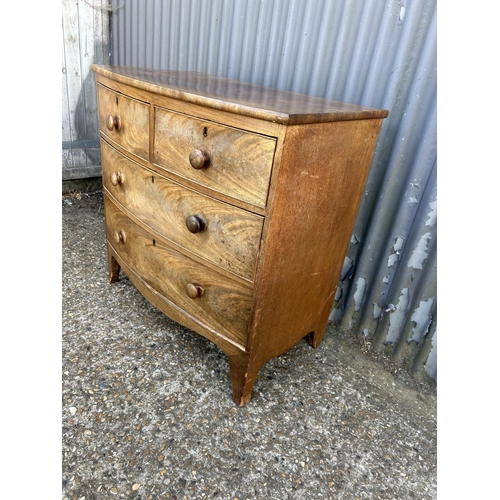 160b - A Victorian bow front chest of four drawers 90x50x85