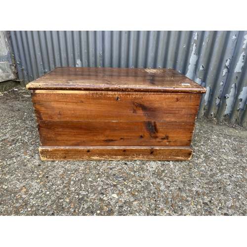 160e - A pine box 81x52x41