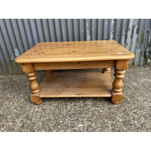 160f - A farmhouse pine coffee table 90x60 x46