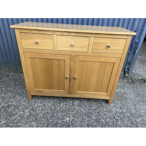 160l - A modern light oak three drawer sideboard 118x43x94