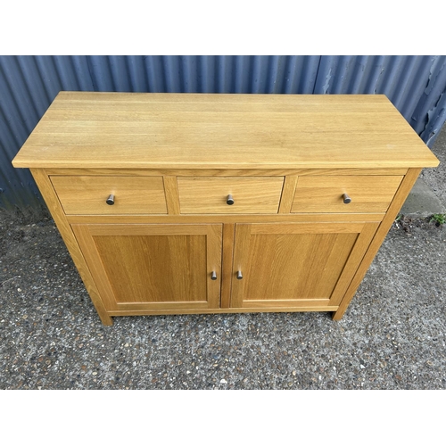 160l - A modern light oak three drawer sideboard 118x43x94