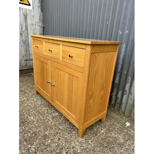 160l - A modern light oak three drawer sideboard 118x43x94