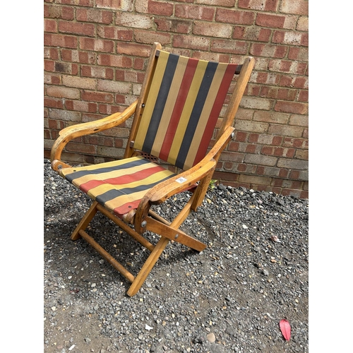 29 - A pair of folding steamer style chairs with striped seats