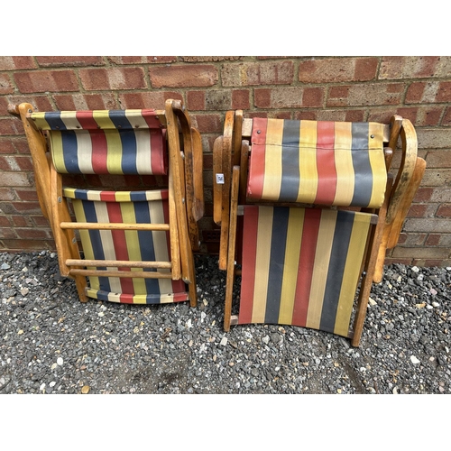 29 - A pair of folding steamer style chairs with striped seats