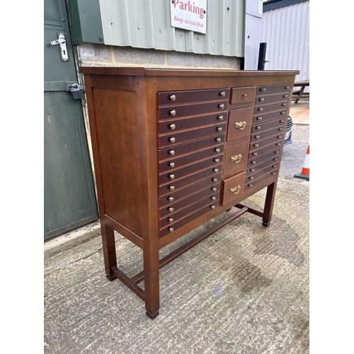 36 - A modern hardwood chest of 10 drawers 123x42x110