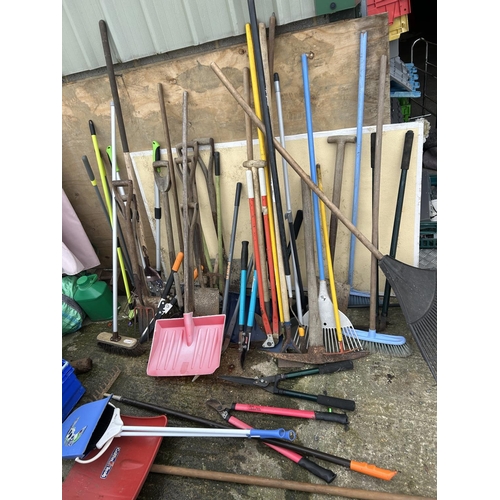 57 - Large quantity of garden hand tools