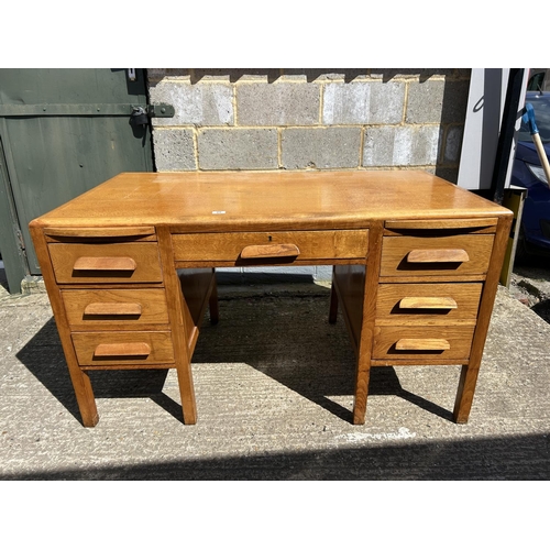 88 - A early 20th century oak desk 138x77x77