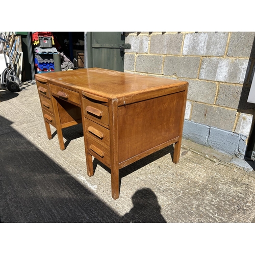 88 - A early 20th century oak desk 138x77x77