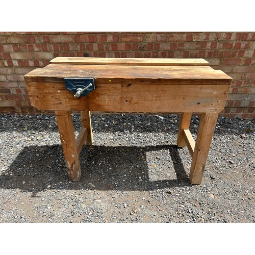 61 - A small workbench with a vice 110x52x79